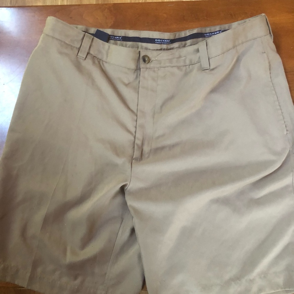 Dockers Men's Flat Front Tan Shorts